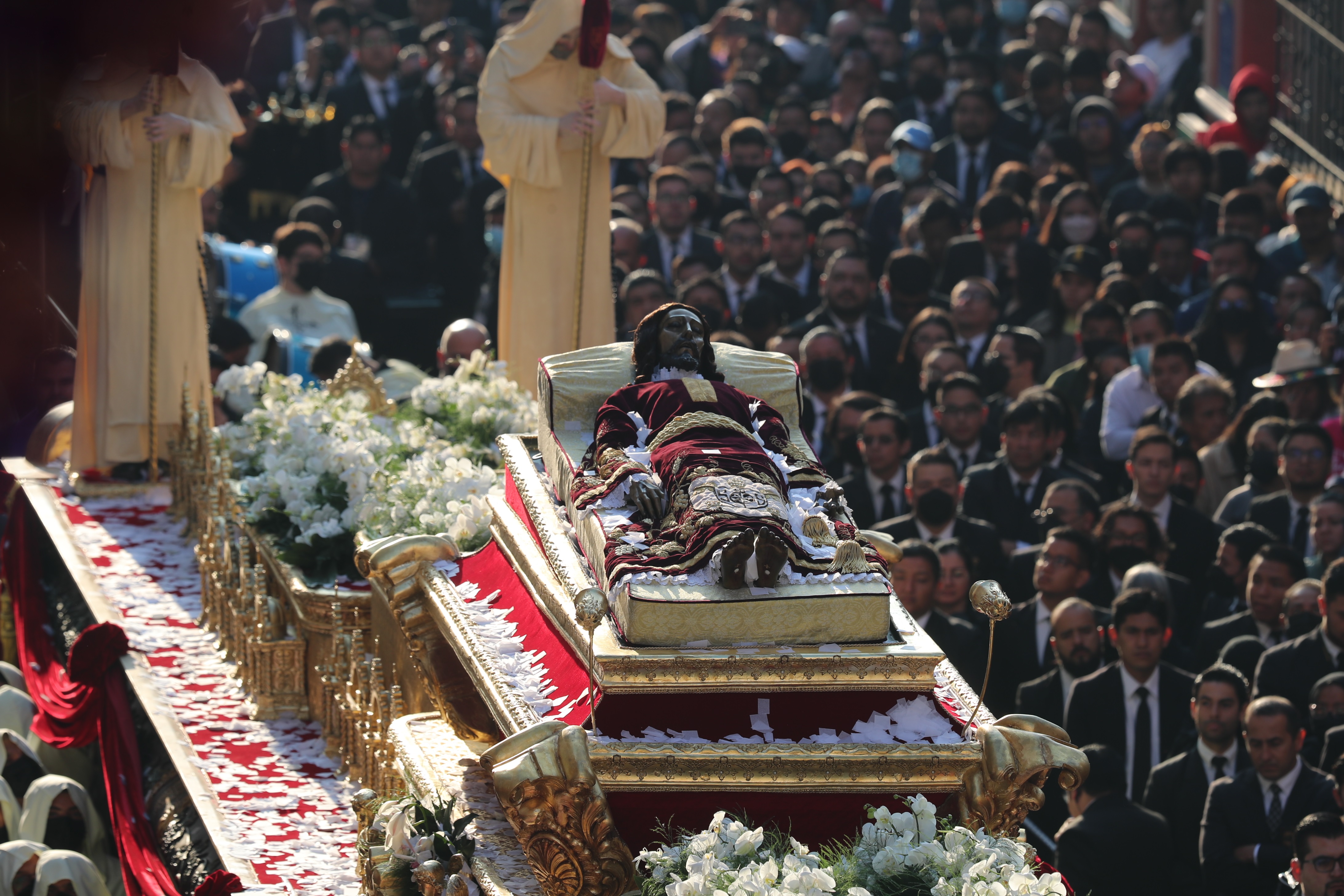 Cientos admiran el paso de la procesión del Cristo del Amor del templo Nuestra Señora del Rosario —Santo Domingo— cuando está por pasar bajo el Arco de Correos. (Foto Prensa Libre: Elmer Vargas)