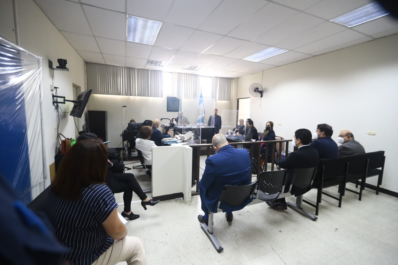 Los cuatro médicos señalados de haber extirpado un riñón sin autorización de la paciente rindieron su primera declaración. (Foto Prensa Libre: María José Bonilla)