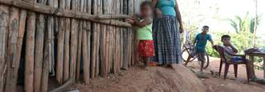 Serapia Juc Quim, de 33 años, clama por comida para ella y sus 4 hijos. Sara Filomena, de casi 2 años, al frente, recién salió del hospital con signos de desnutrición de tipo kwashiorkor. (Foto Prensa Libre: Roberto López)