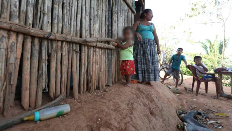 Serapia Juc Quim, de 33 años, clama por comida para ella y sus 4 hijos. Sara Filomena, de casi 2 años, al frente, recién salió del hospital con signos de desnutrición de tipo kwashiorkor. (Foto Prensa Libre: Roberto López)