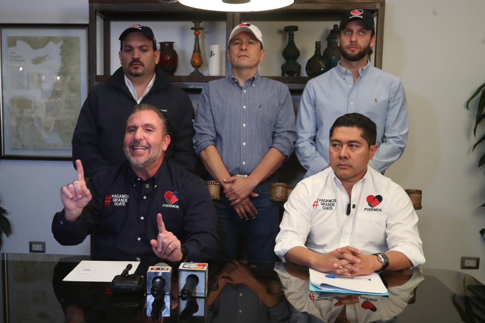 Roberto Arzú y David Pineda señalan que al no permitirse su participación en las elecciones generales de junio constituye un fraude electoral. (Foto Prensa Libre: Roberto López)
