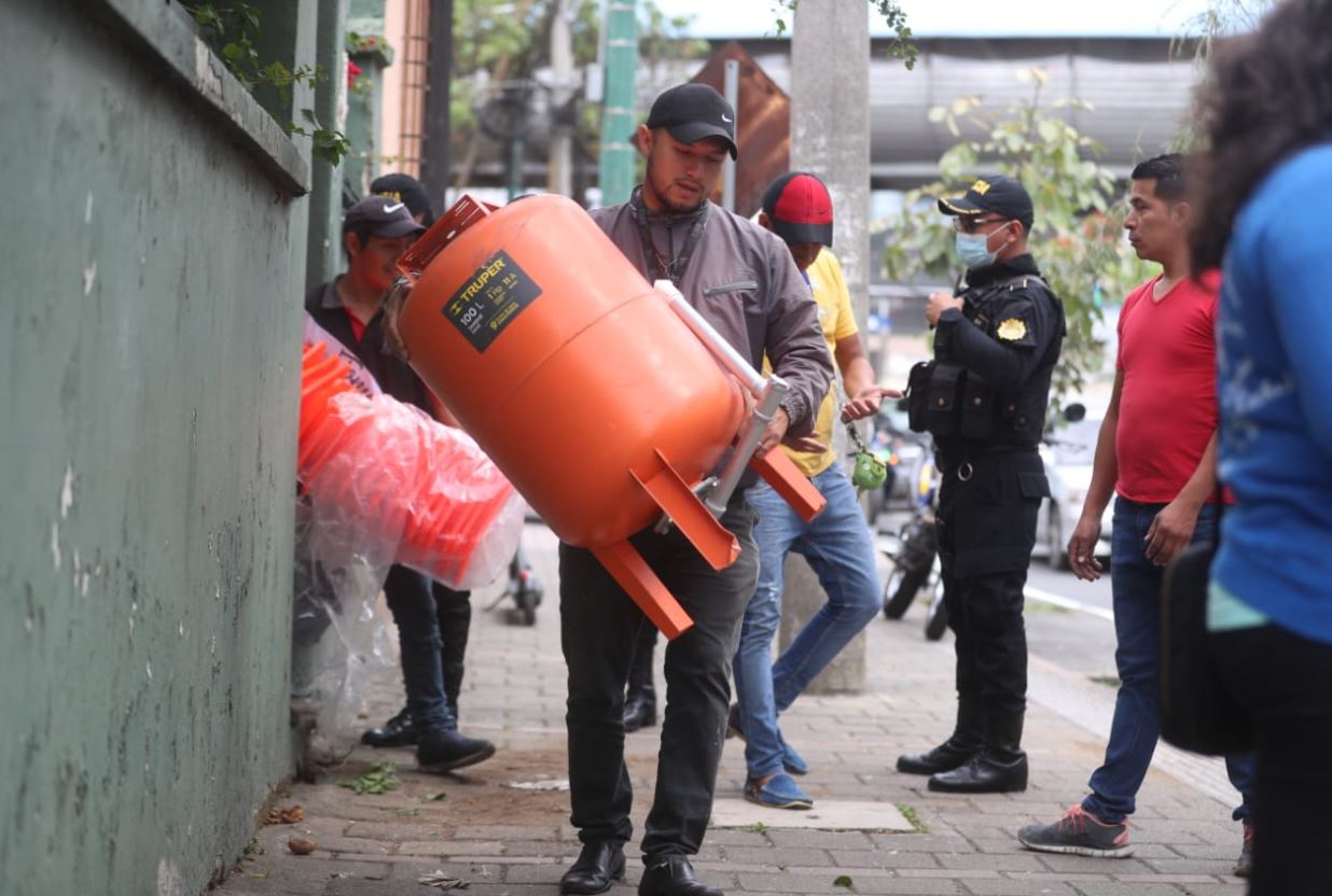 Recuperan una bomba de agua que había sido robada en e la Escuela Oficial Urbana Mixta Concepción Saravia, ubicada en la zona 10. (Foto Prensa Libre: Juan Diego González)