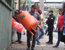 Recuperan una bomba de agua que había sido robada en e la Escuela Oficial Urbana Mixta Concepción Saravia, ubicada en la zona 10. (Foto Prensa Libre: Juan Diego González)