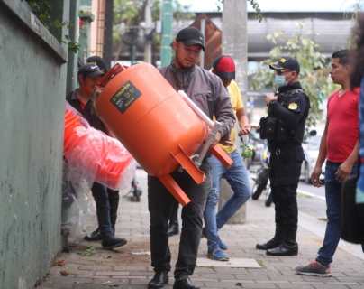 Sartenes, ollas y una bomba de agua: roban en escuela de la zona 10 de la capital, pero padres de familia recuperan parte del equipo