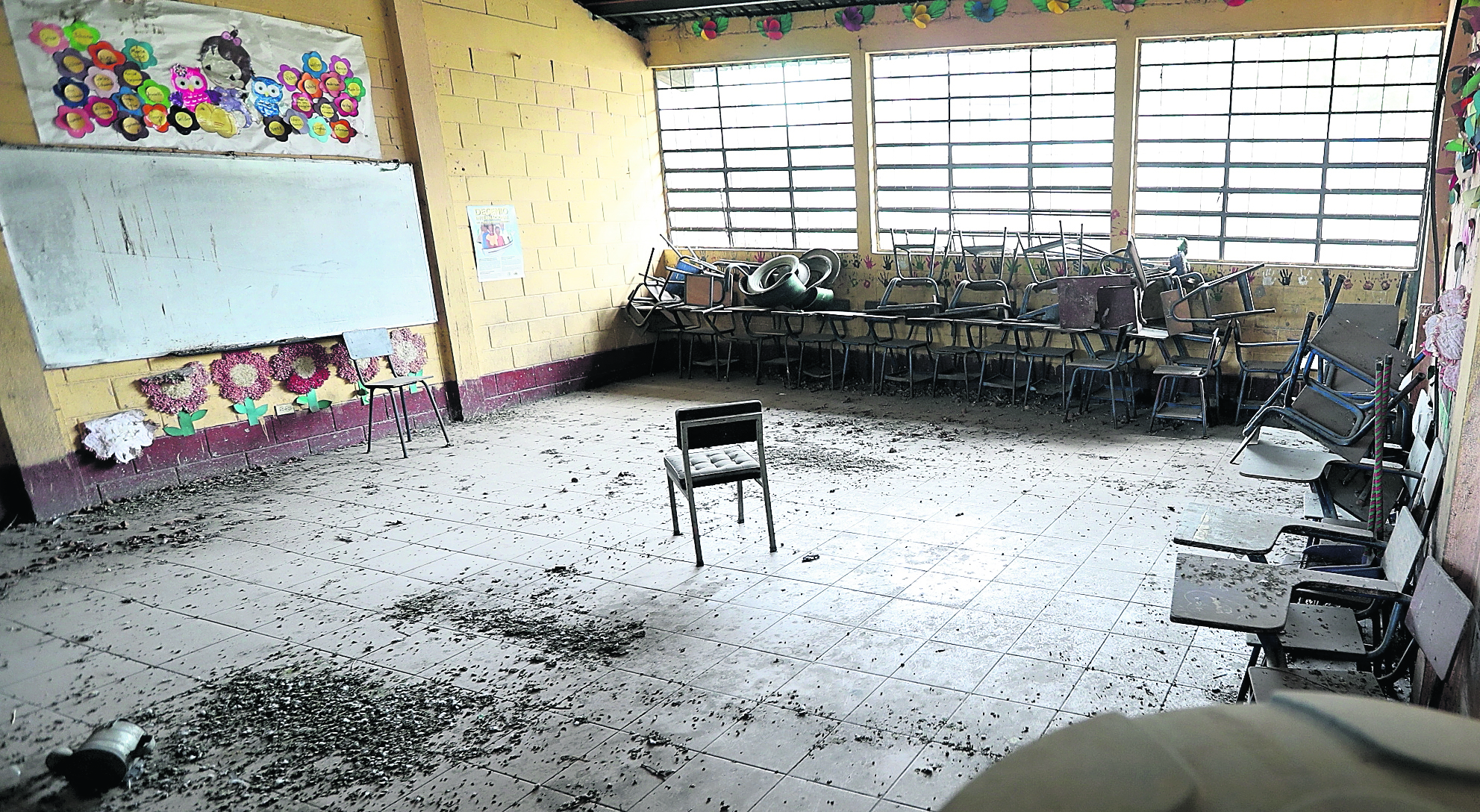 El Ministerio de Educación debe coordinar con la UCEE la construcción y reparaciones mayores en las escuelas públicas. (Foto Prensa Libre: Hemeroteca PL)