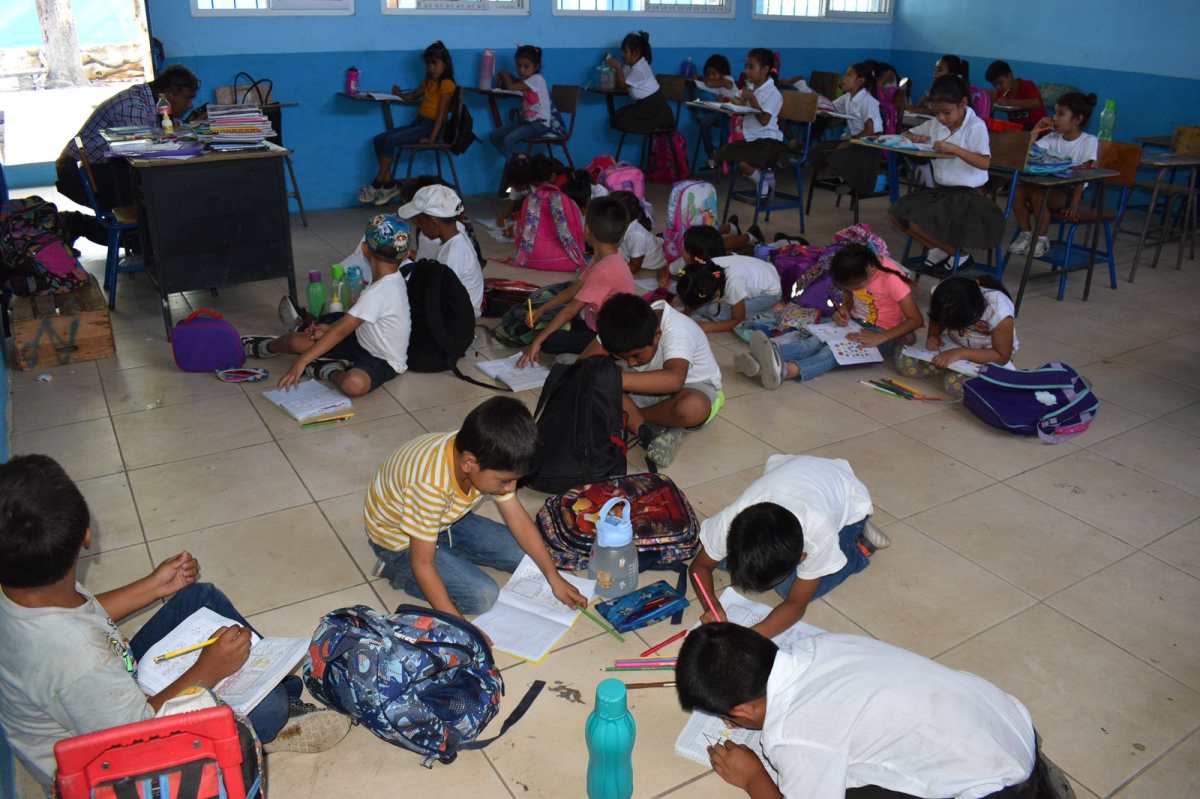 En el suelo por falta de escritorios: video muestra cómo estudiantes en Zacapa se ven afectados por carencias del sistema educativo