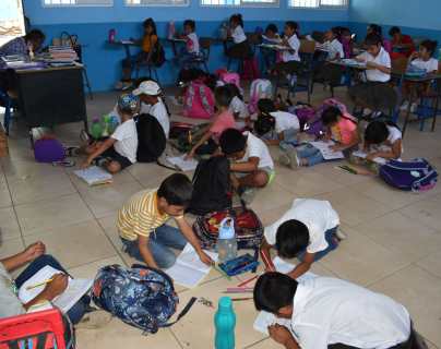 En el suelo por falta de escritorios: video muestra cómo estudiantes en Zacapa se ven afectados por carencias del sistema educativo