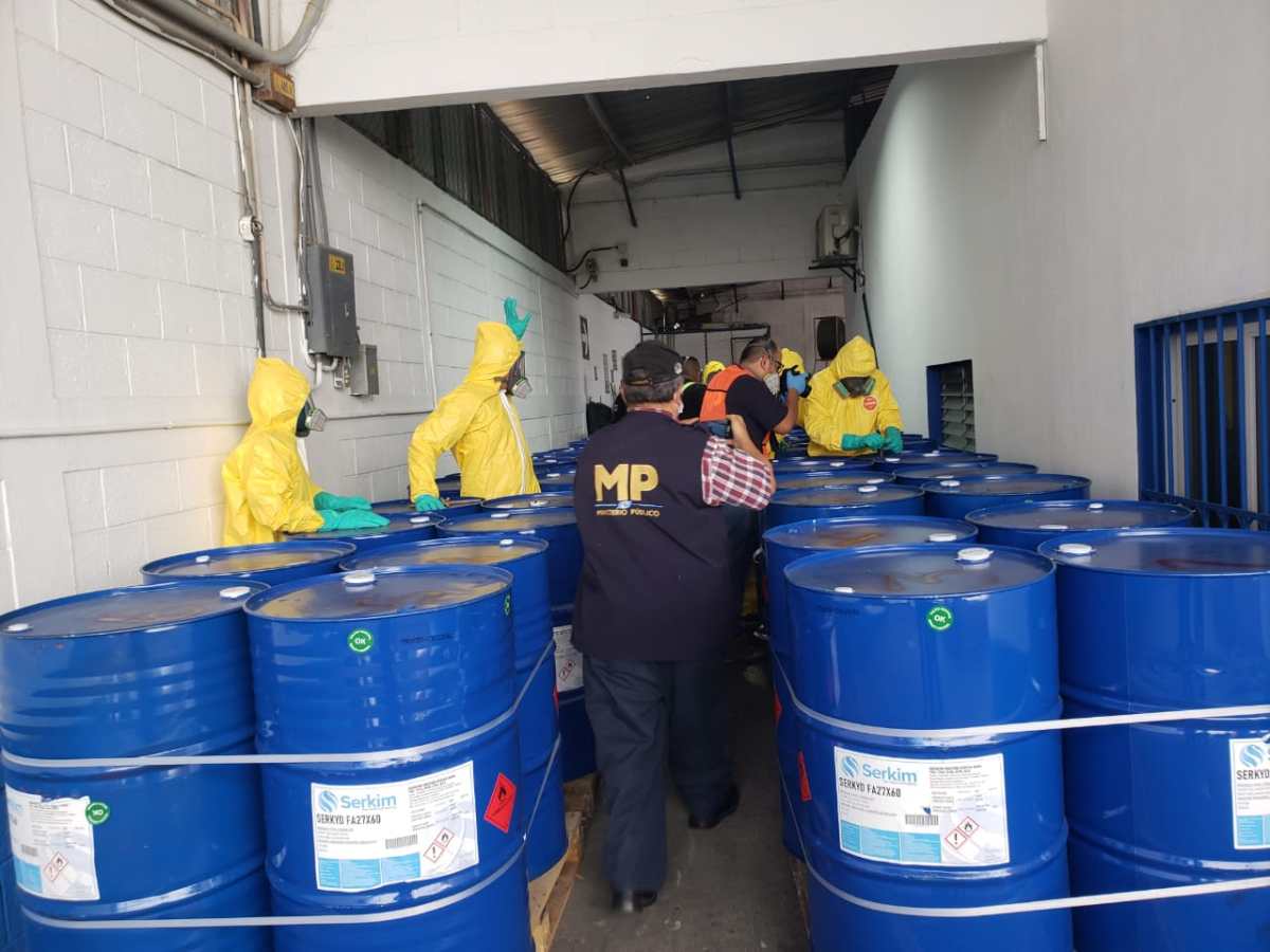 Incautan 120 toneles con fentanilo en un contenedor ubicado en Puerto Barrios, Izabal