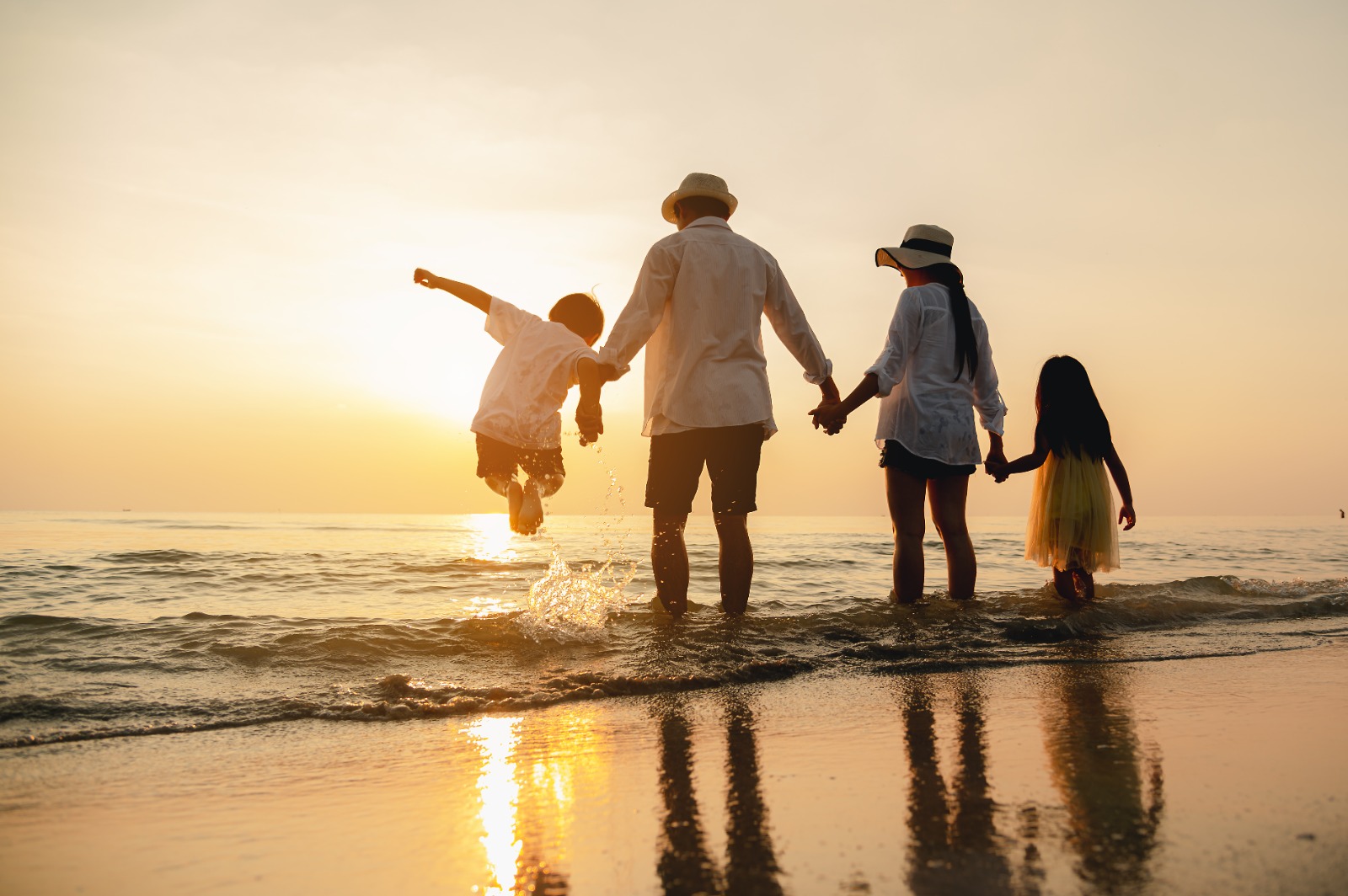 Durante el verano, las familias buscan las playas y parques acuáticos para disfrutar del calor. (Foto Prensa Libre: Shutterstock).