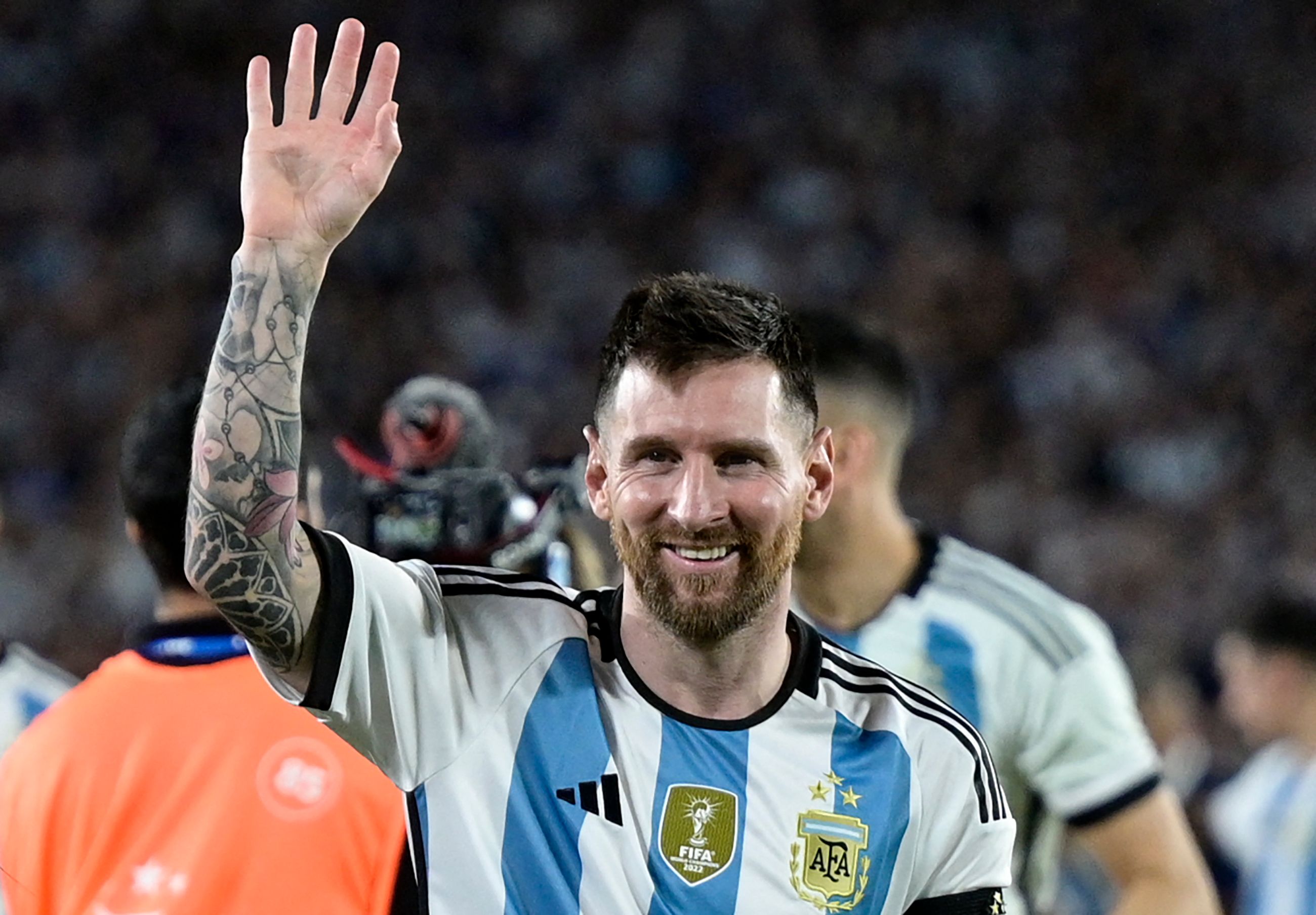 Lionel Messi saluda a la afición de Argentina