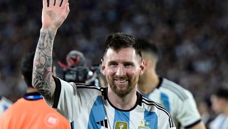 Lionel Messi saluda a la afición de Argentina