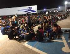 Grupo de migrantes que viajaban hacinados en un furgón que fue abandonado en la carretera Cosamaloapan-La Tinaja, Veracruz, el 6 de marzo de 2023. (Foto Prensa Libre: Instituto Nacional de Migración)