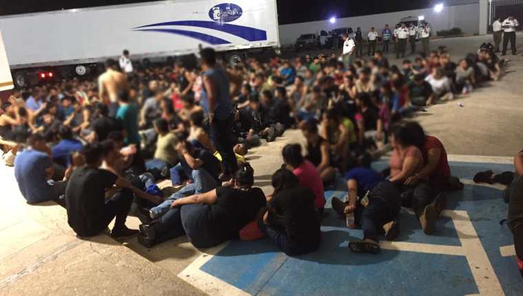Grupo de migrantes que viajaban hacinados en un furgón que fue abandonado en la carretera Cosamaloapan-La Tinaja, Veracruz, el 6 de marzo de 2023. (Foto Prensa Libre: Instituto Nacional de Migración)