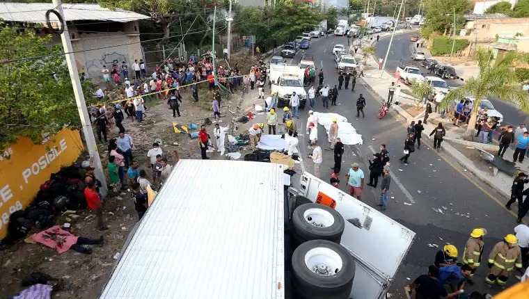 Accidente de tráiler en Chiapas de Corzo, México. (Foto Prensa Libre: EFE)