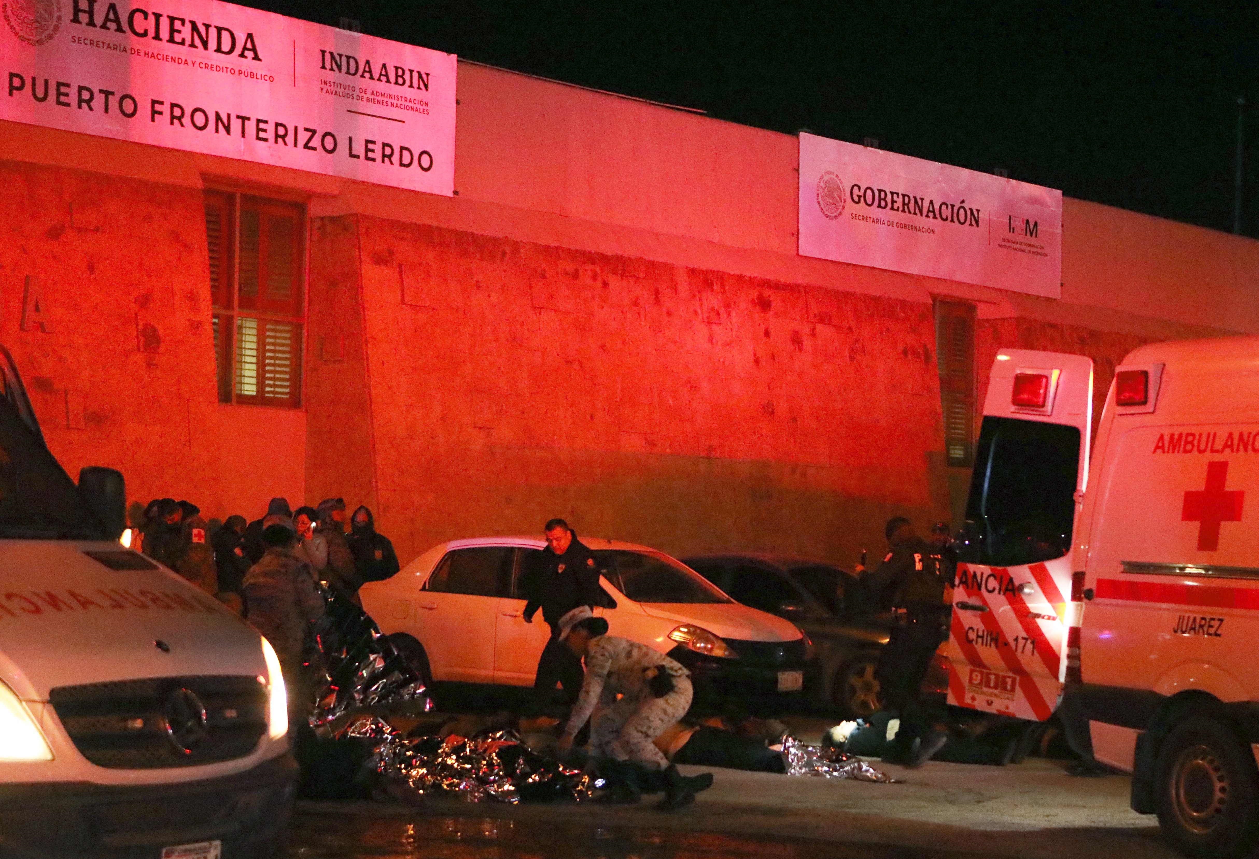 Paramédicos atienden a los heridos que dejó el siniestro ocurrido en un centro de procesamiento de migrantes en Ciudad Juárez, Chihuahua. (Foto Prensa Libre: AFP)