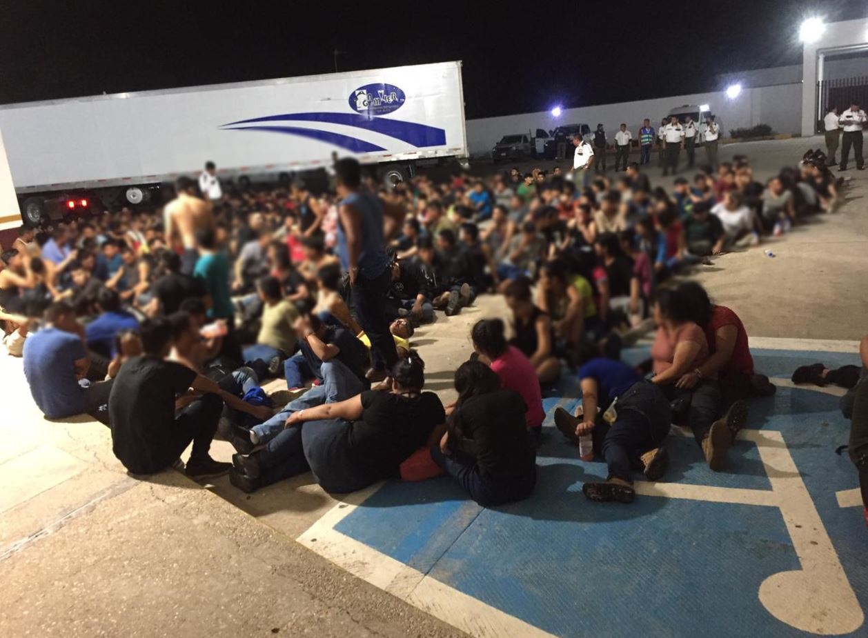 Parte de los 329 migrantes que fueron abandonados en un tráiler en Veracruz, México. La mayoría son de Guatemala. (Foto Prensa Libre: INM)