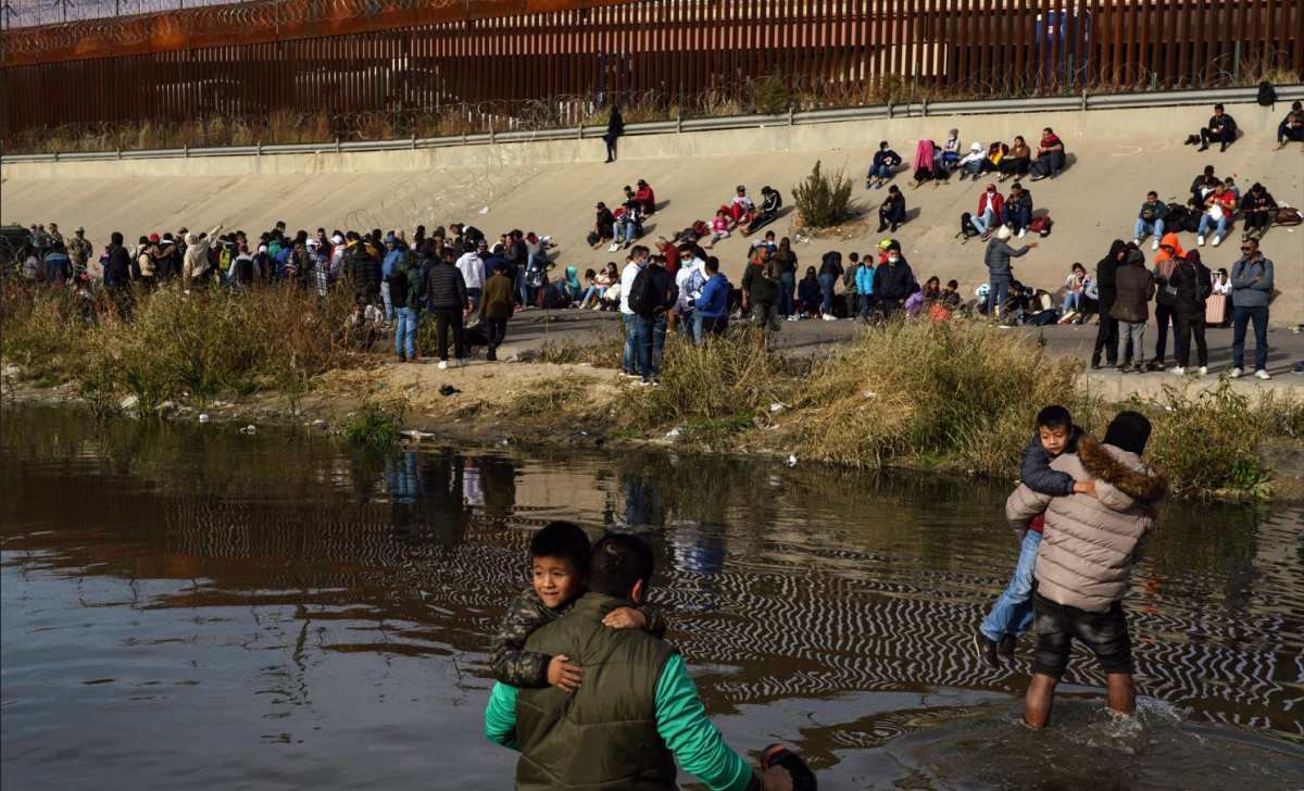 Las autoridades temen que llegue una oleada de migrantes a la frontera después del 11 de mayo, cuando expira una medida de salud pública que ha permitido que las autoridades expulsen rápidamente a los migrantes. (Paul Ratje/The New York Times)