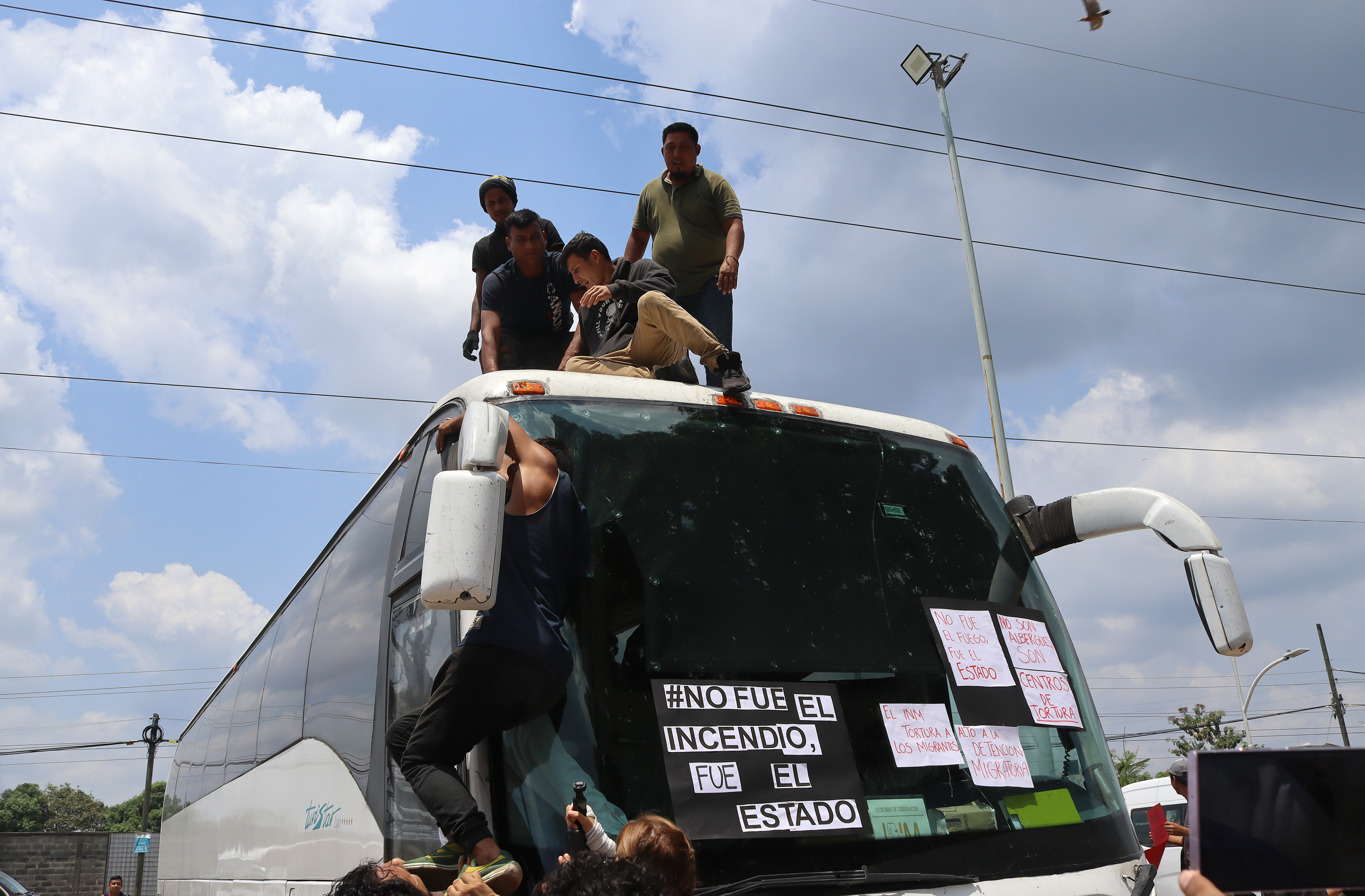 Migrantes protestan en frontera sur de México tras incendio que dejó 39 muertos en Ciudad Juárez'