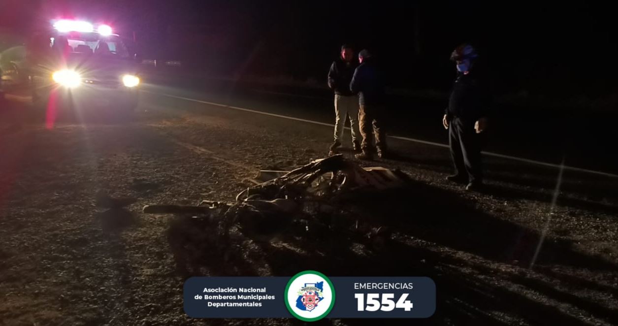 Motorista que fue localizado muerto en km 34.5 de la ruta Interamericana, Santa María Caqué, Santiago Sacatepéquez. La víctima fue arrastrada 4.5 bajo un camión. (Foto Prensa Libre: Bomberos Municipales Departamentales)