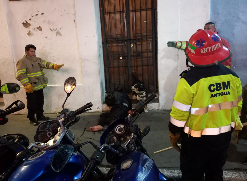 Bomberos trabajaron durante varios minutos para lograr controlar al perro. (Foto Prensa Libre: Bomberos Municipales Antigua Guatemala/Nueva Era Noticias) 