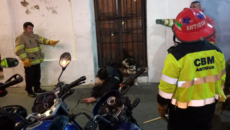 Bomberos trabajaron durante varios minutos para lograr controlar al perro. (Foto Prensa Libre: Bomberos Municipales Antigua Guatemala/Nueva Era Noticias) 