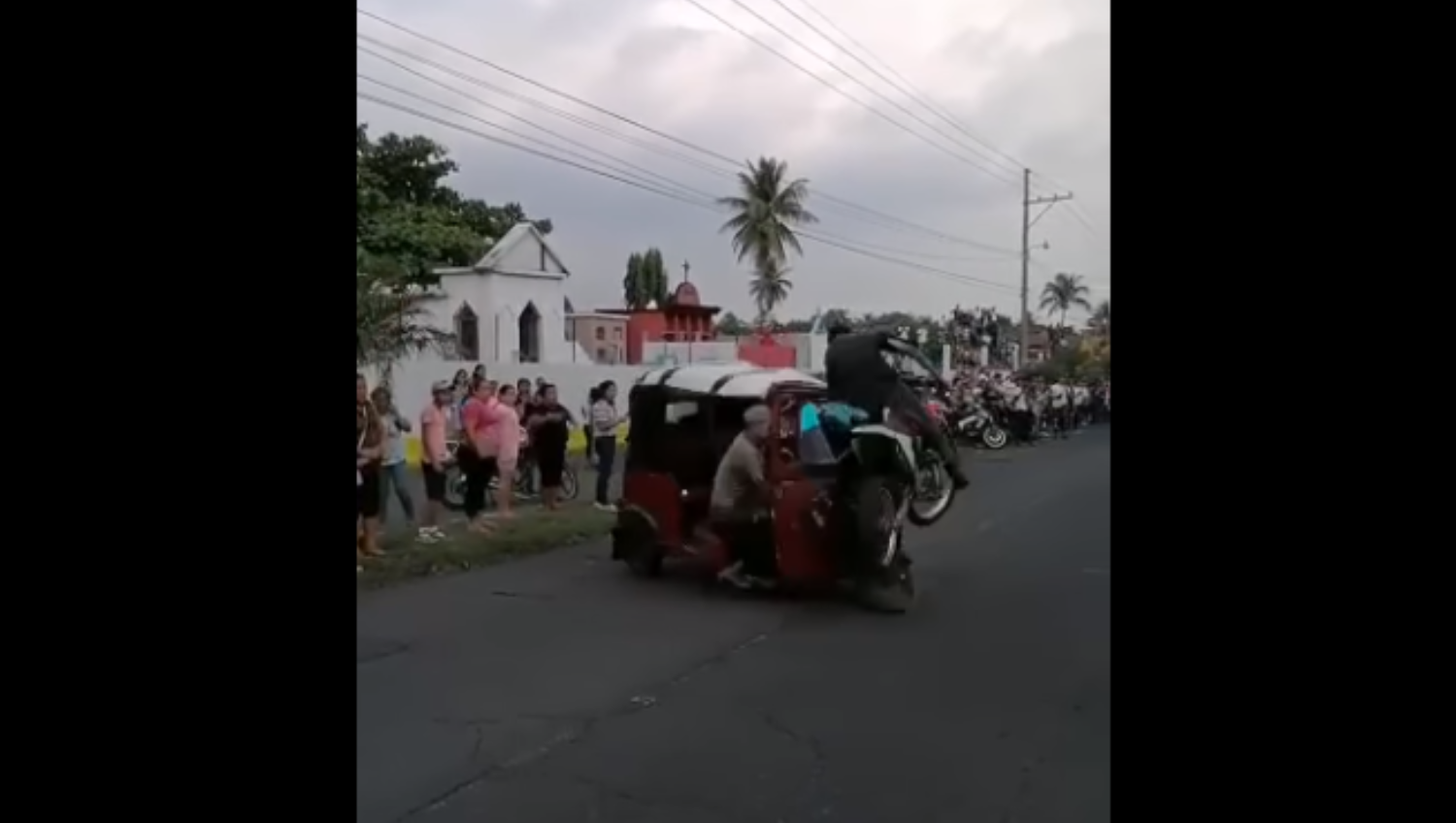 Video | Homenaje en funeral casi termina en nueva tragedia por accidente de moto