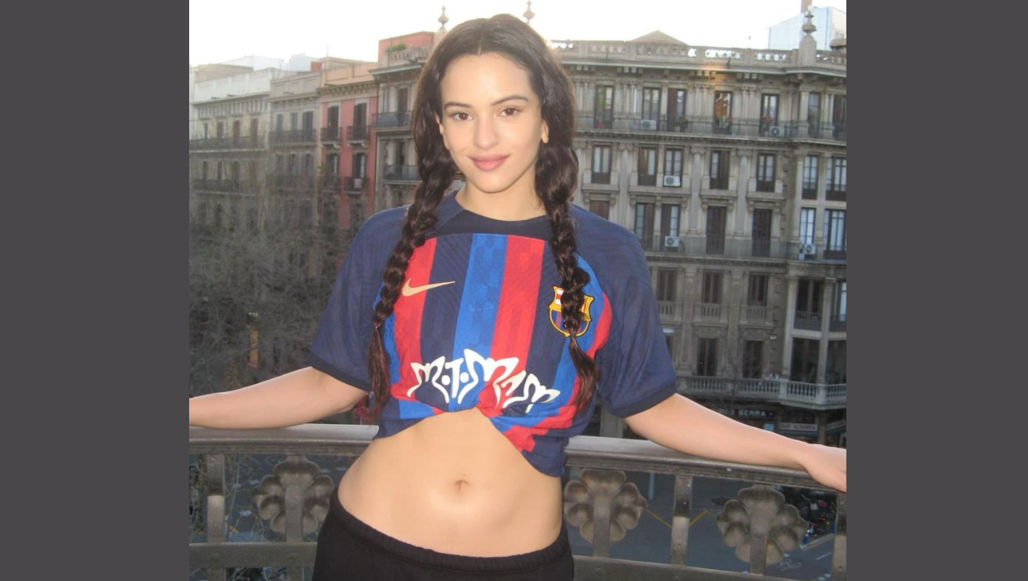 Rosalía apoyando al FC Barcelona usa la camisola con el logo de Motomami. (Foto Prensa Libre: Facebook/FC Barcelona) 
