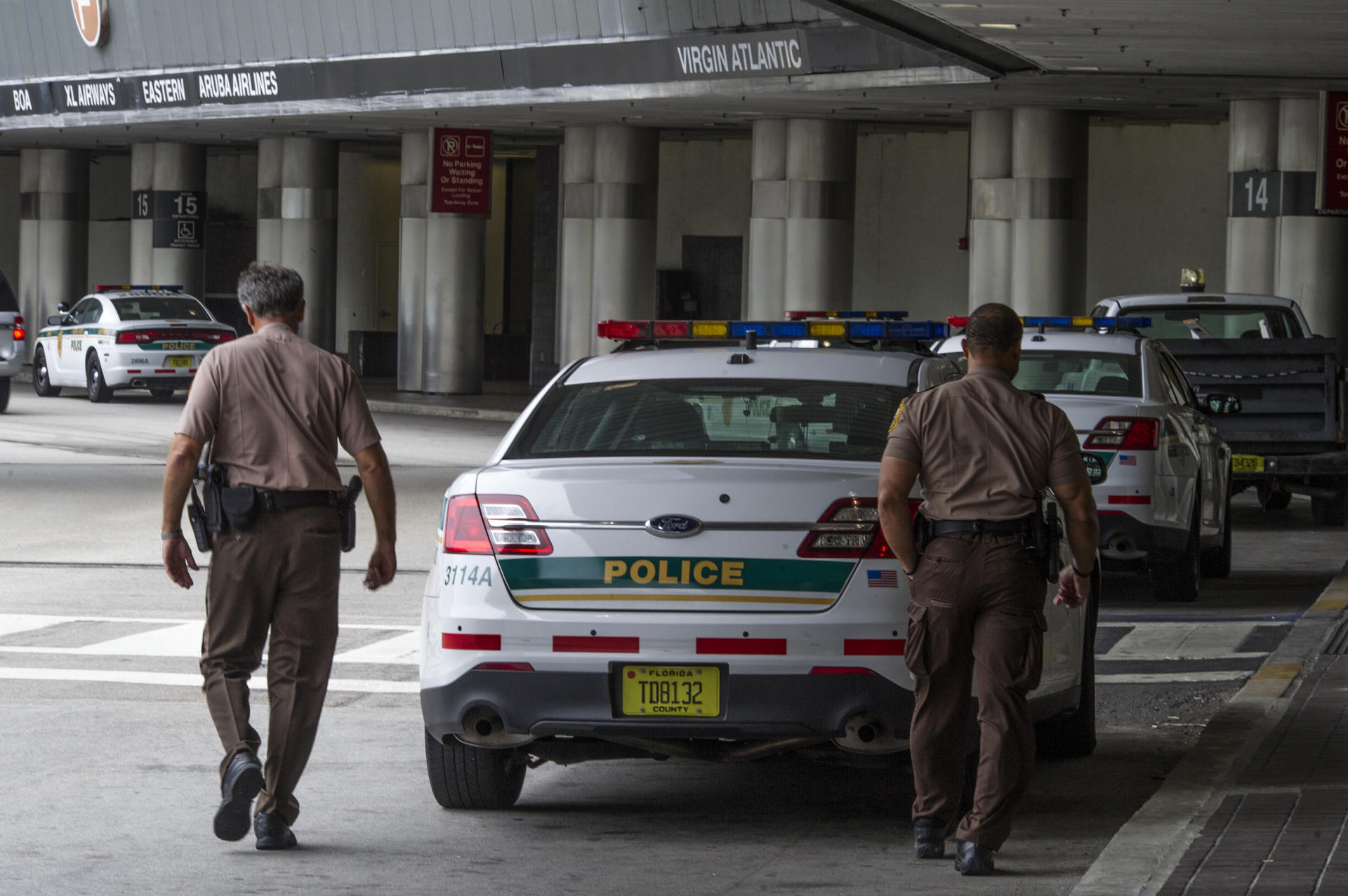 Policías en aeropuerto de Miami