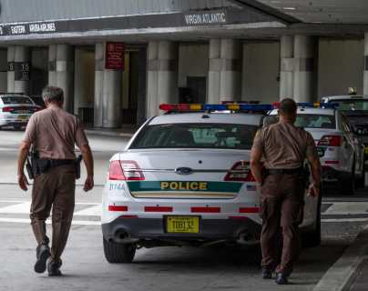 Millonario robo de teléfonos: El caso de un empleado del aeropuerto de Miami que fue descubierto por las cámaras de seguridad