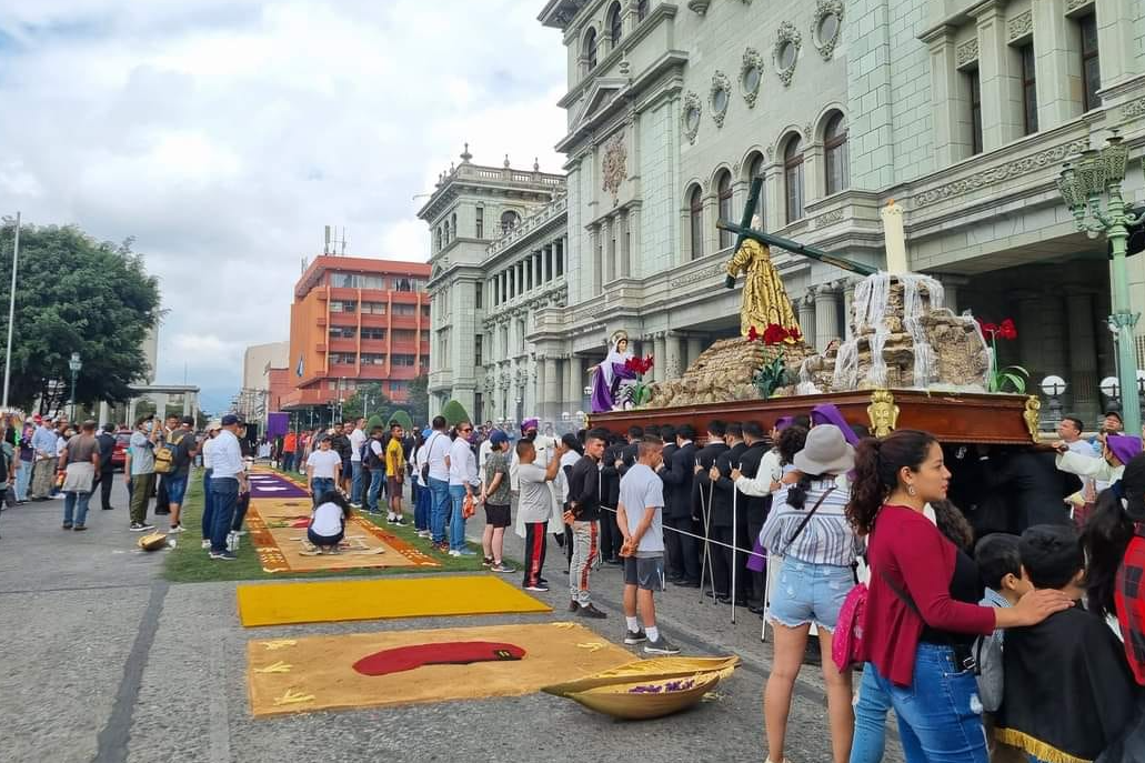 La procesión de Capuchinas debió pasar a un costado de la alfombra hecha por el Ejército. (Foto Prensa Libre: Facebook/Cuaresma y Semana Santa Guatemalteca)