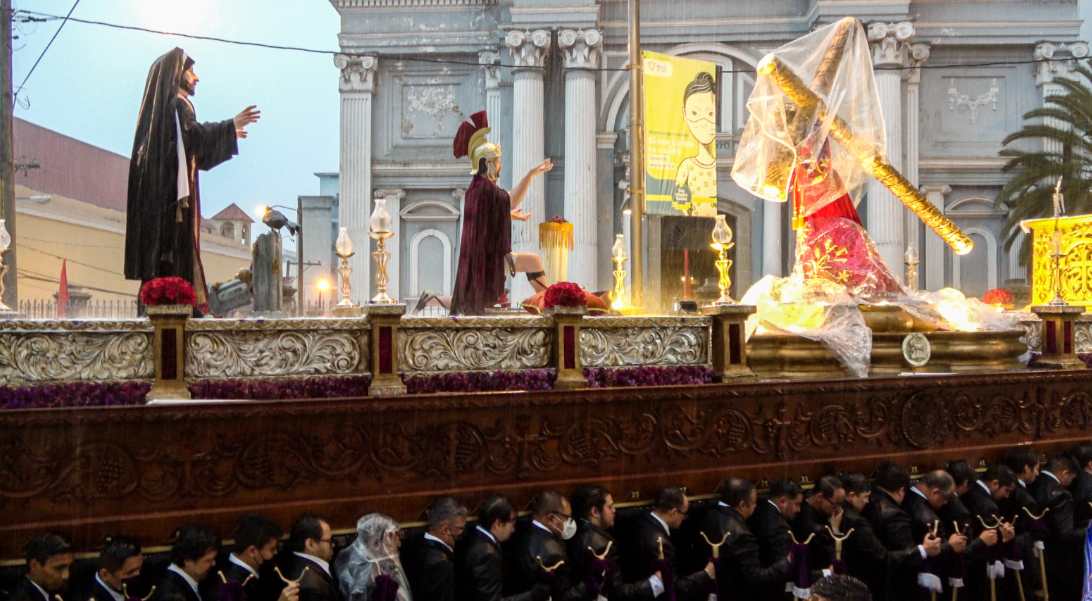 La procesión debió detenerse unos minutos debido a la lluvia.