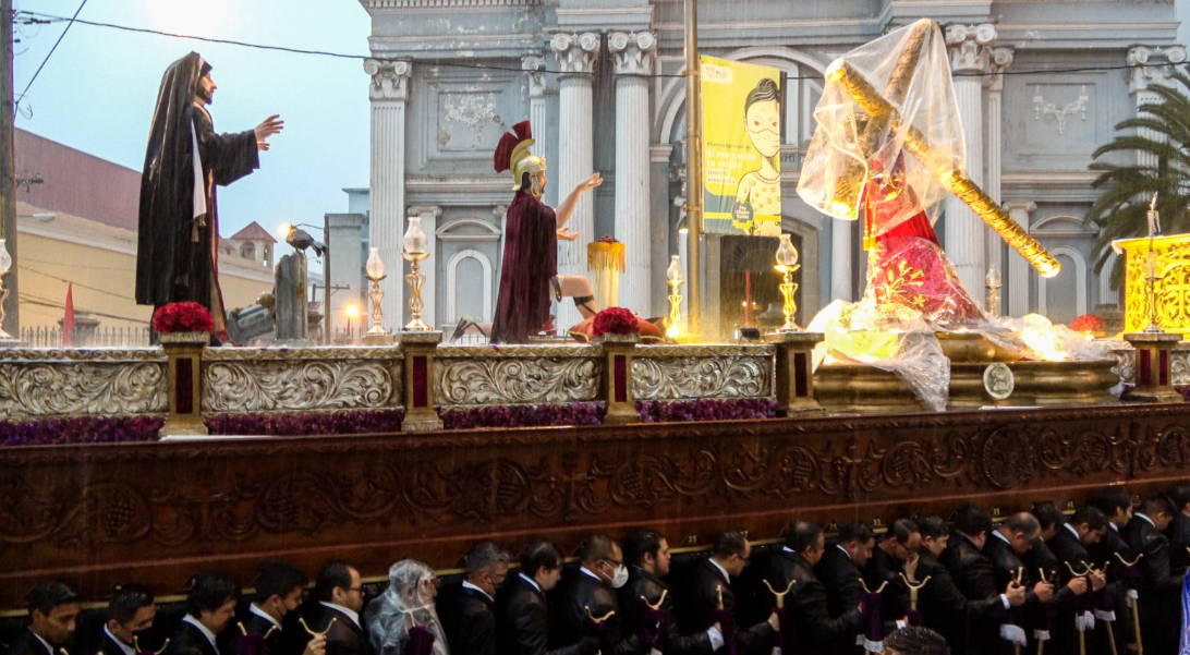 Imágenes | Procesión de la Parroquia Santísima Trinidad, del barrio El Gallito, debió resguardarse de la lluvia