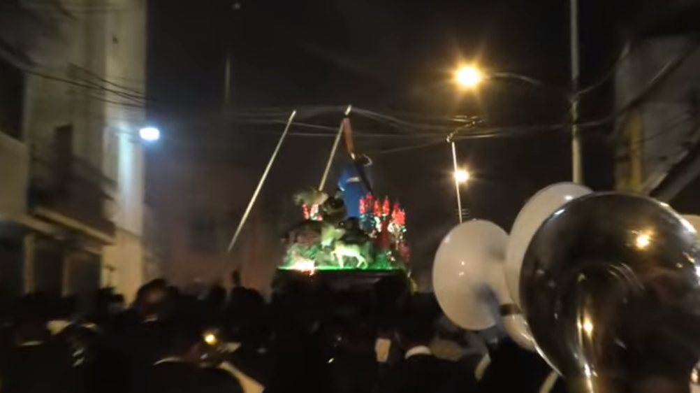VIDEO | Fuego en la procesión: Parte del anda de Jesús del Rescate de Santa Teresa prende en llamas