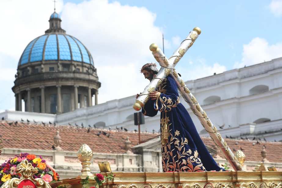Decenas de personas participaron de los cortejos procesionales en la zona 1.