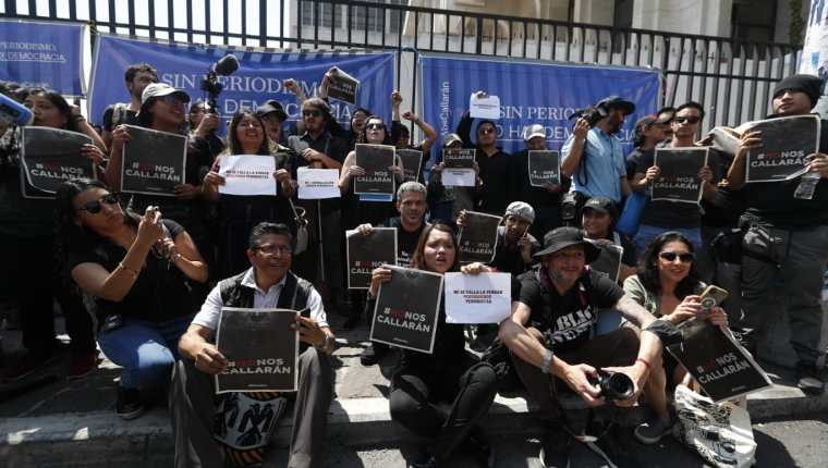 Periodistas de distintos medios en Guatemala efectúan un plantón frente a la Corte Suprema de Justicia el 4 de marzo de 2023. (Foto Prensa Libre: María José Bonilla)