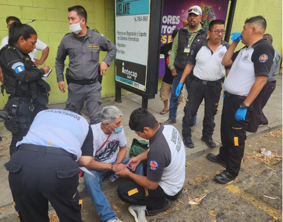 Bomberos Voluntarios dan atención al reo José Manuel Castro León luego de incidente armado en el que aparentemente un grupo armado intentó liberarlo. (Foto Prensa Libre: Bomberos Voluntarios)