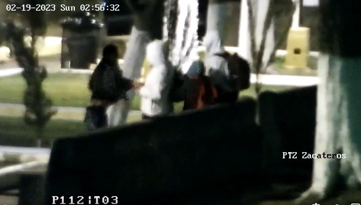 Policía Municipal de Antigua Guatemala copa a cuatro hombres sospechosos de asaltar y golpear a una persona en el el parque San Sebastián. (Foto Prensa Libre: Captura de video Ayuntamiento de Antigua Guatemala)