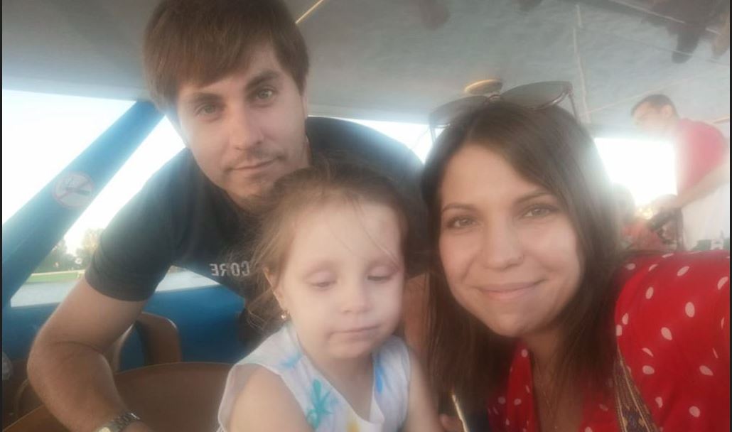 En una fotografía proporcionada por sus familiares, Ivan Ovlashenko con su exesposa, Valeria Ovlashenka, y su hija, Polina. (Vía The New York Times)