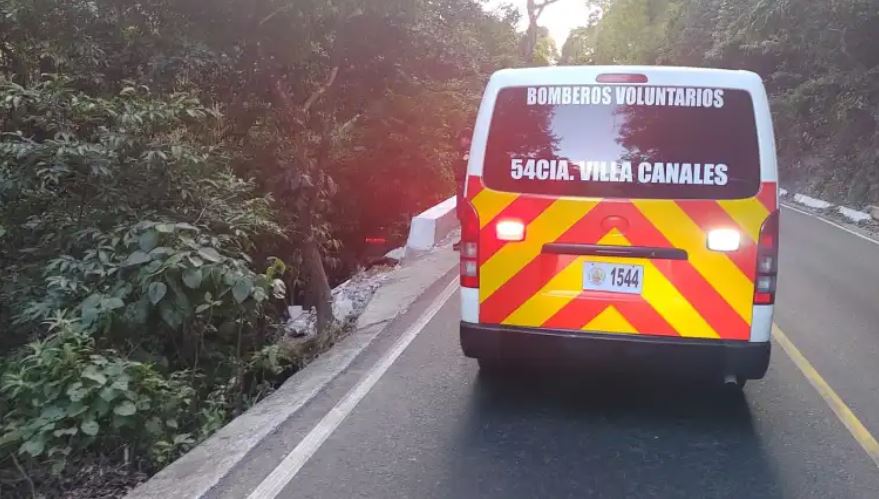 Bomberos Voluntarios localizaron el cuerpo de Eddy Roberto Gómez Cifuentes en un barranco ruta a Santa Elena Barillas, Villa Canales. (Foto Prensa Libre: Bomberos Voluntarios)
