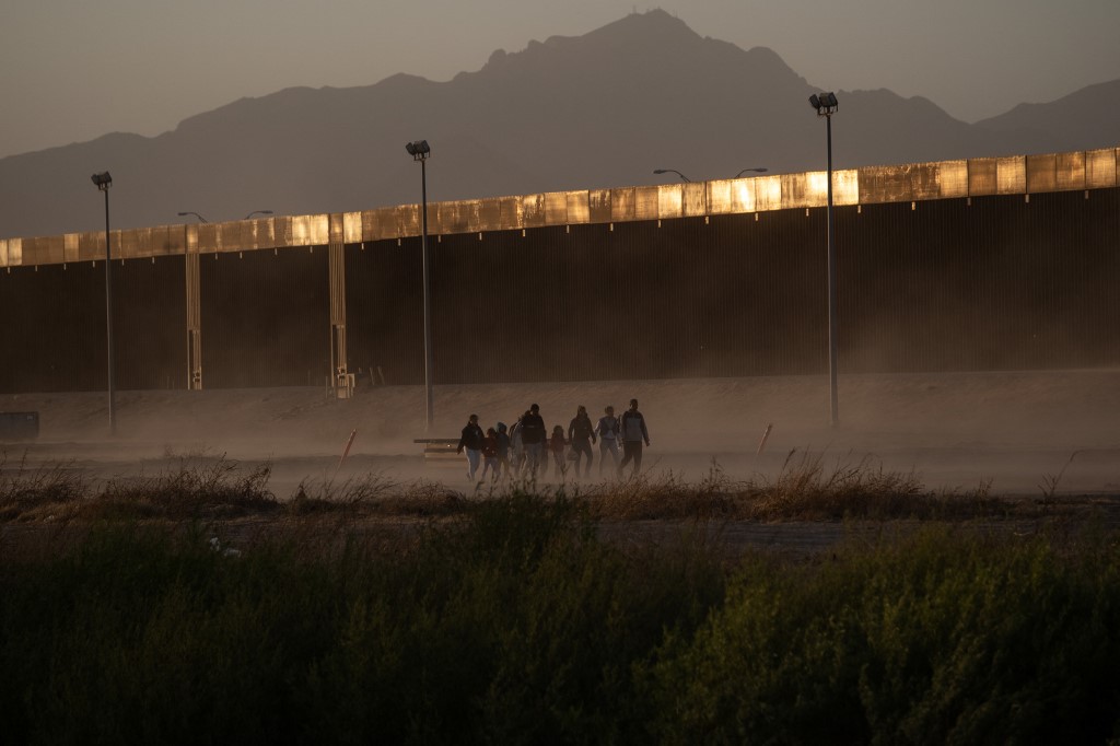 Un grupo de migrantes camina en Ciudad Juárez, frente a la frontera con Estados Unidos.