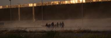 Un grupo de migrantes camina en Ciudad Juárez, frente a la frontera con Estados Unidos.