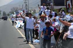 El partido VOS también promocionó a sus candidatos ante el paso de miles de veraneantes en la ruta al Pacífico. (Foto Prensa Libre: Élmer Vargas)