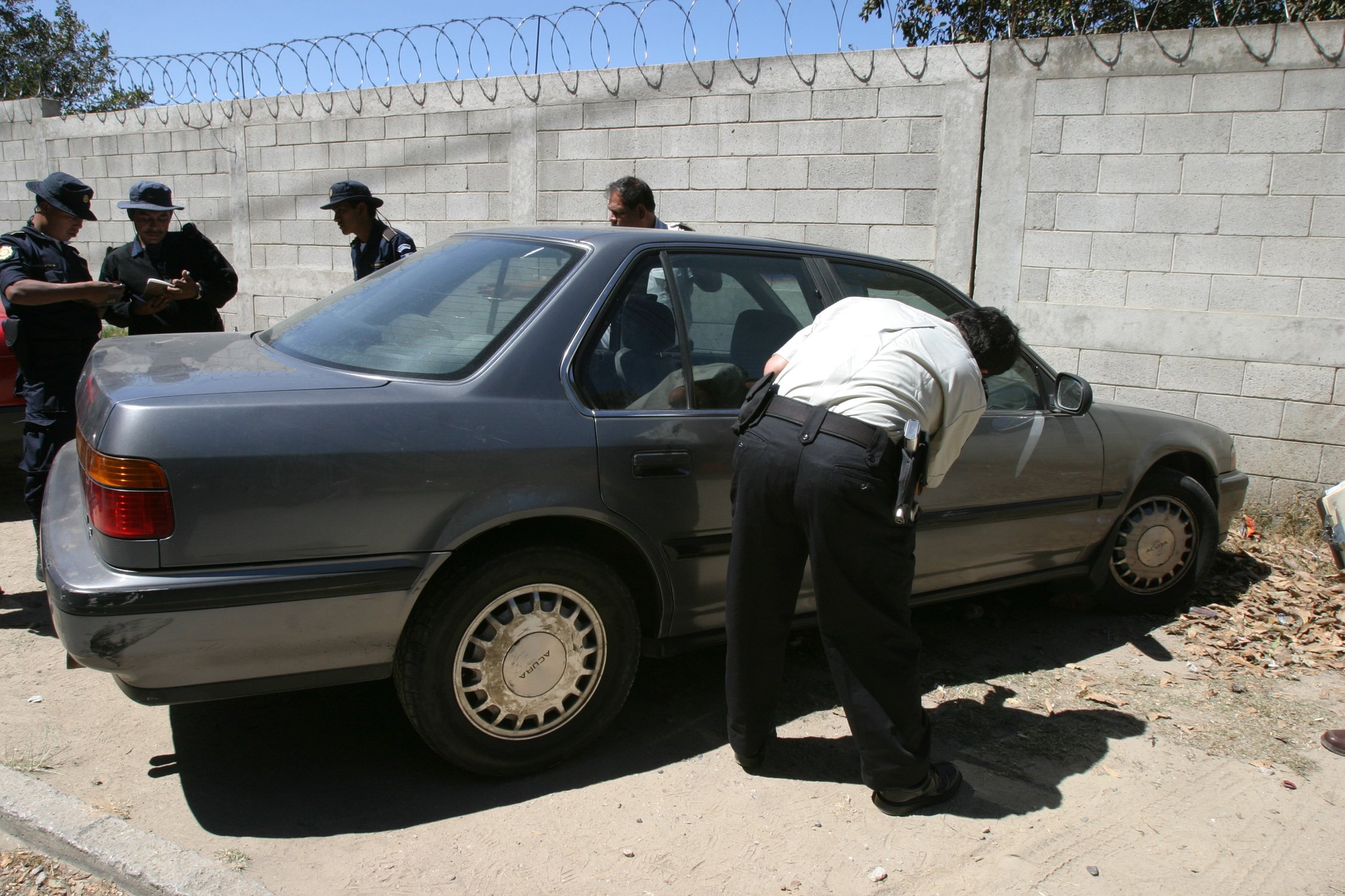 Investigadores policiales y del MP acuden al lugar donde se ubicó un vehículo con reporte de robo. (Foto Prensa Libre: archivo )