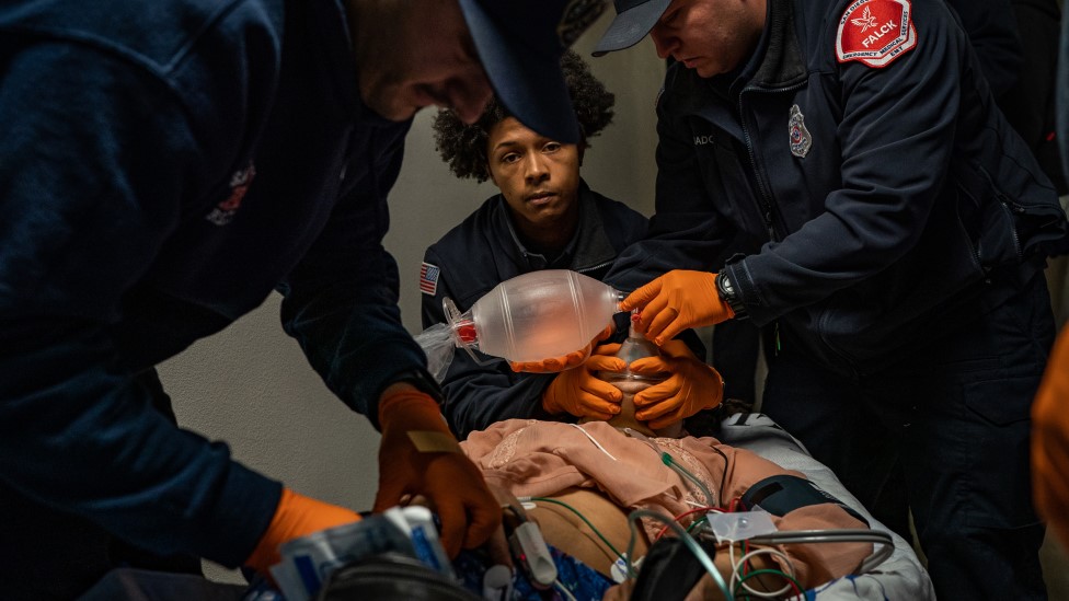 Paramédicos intentan salvar a una mujer en San Diego, EE.UU., tras una sobredosis.
