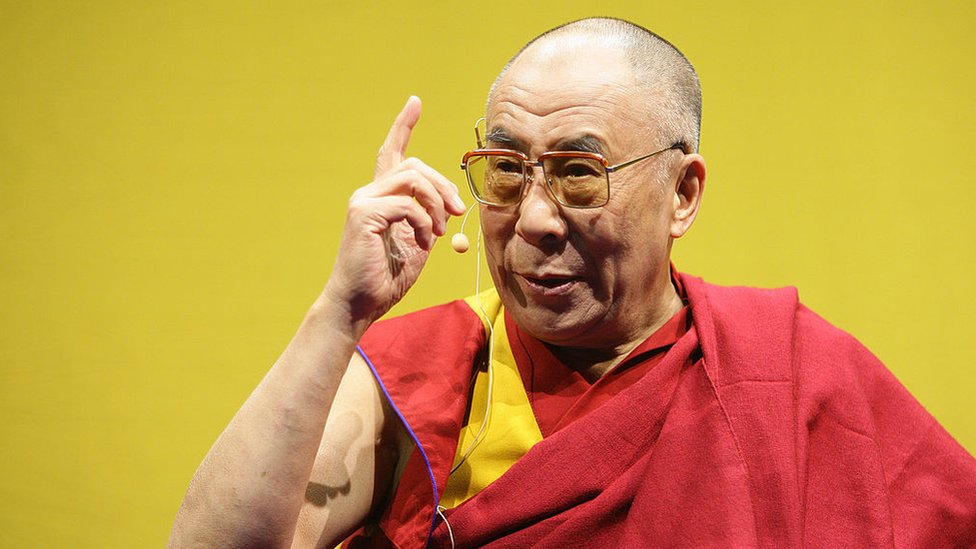 La oficina del Dalái Lama dice que el líder budista se arrepiente del incidente.