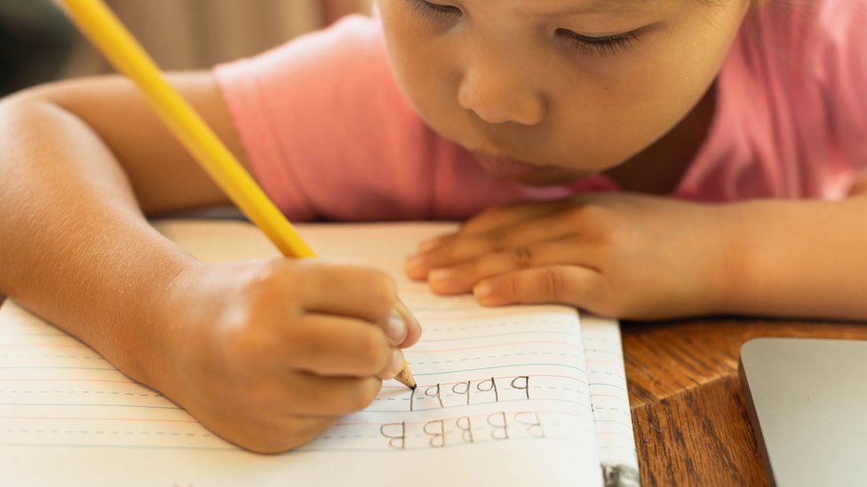 Durante el aprendizaje de la escritura los niños pueden invertir ciertas letras y números. (GETTY IMAGES)