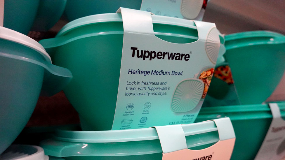 Tupperware: por qué la compañía que lideró el mercado de recipientes para almacenar alimentos está al borde del colapso