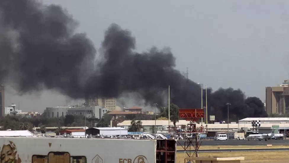 El humo se eleva por encima de los edificios en el aeropuerto de Jartum.