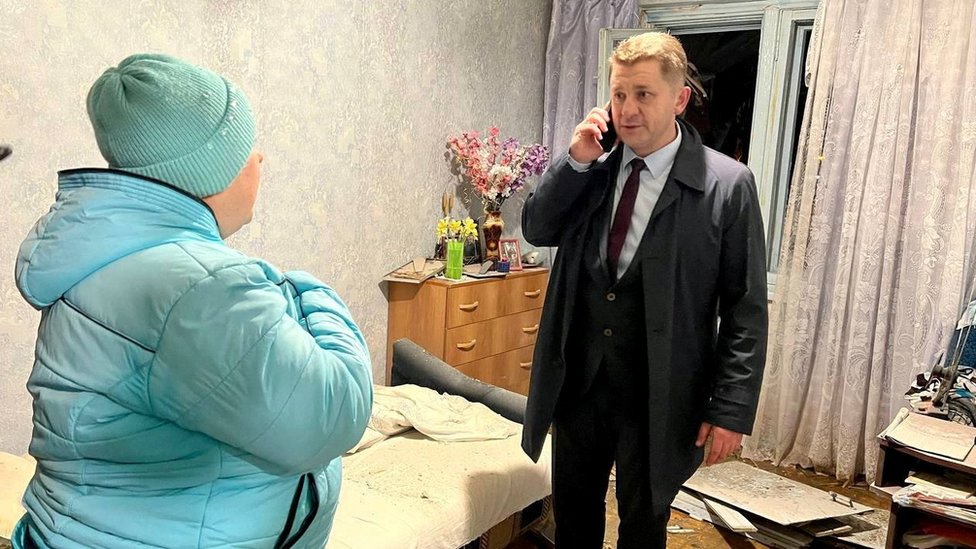 El alcalde de Bélgorod, Valentin Demidov, visitó a un residente afectado por la explosión.