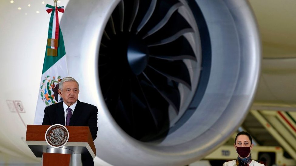 Andrés Manuel López Obrador confirmó a través de Twitter la venta del avión presidencial. (GETTY IMAGES)